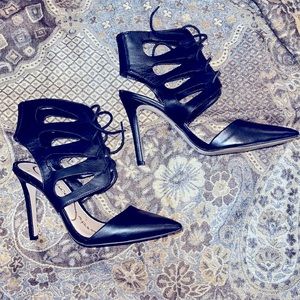 UBER SEXY LACE UP CLOSED TOE HEEL!